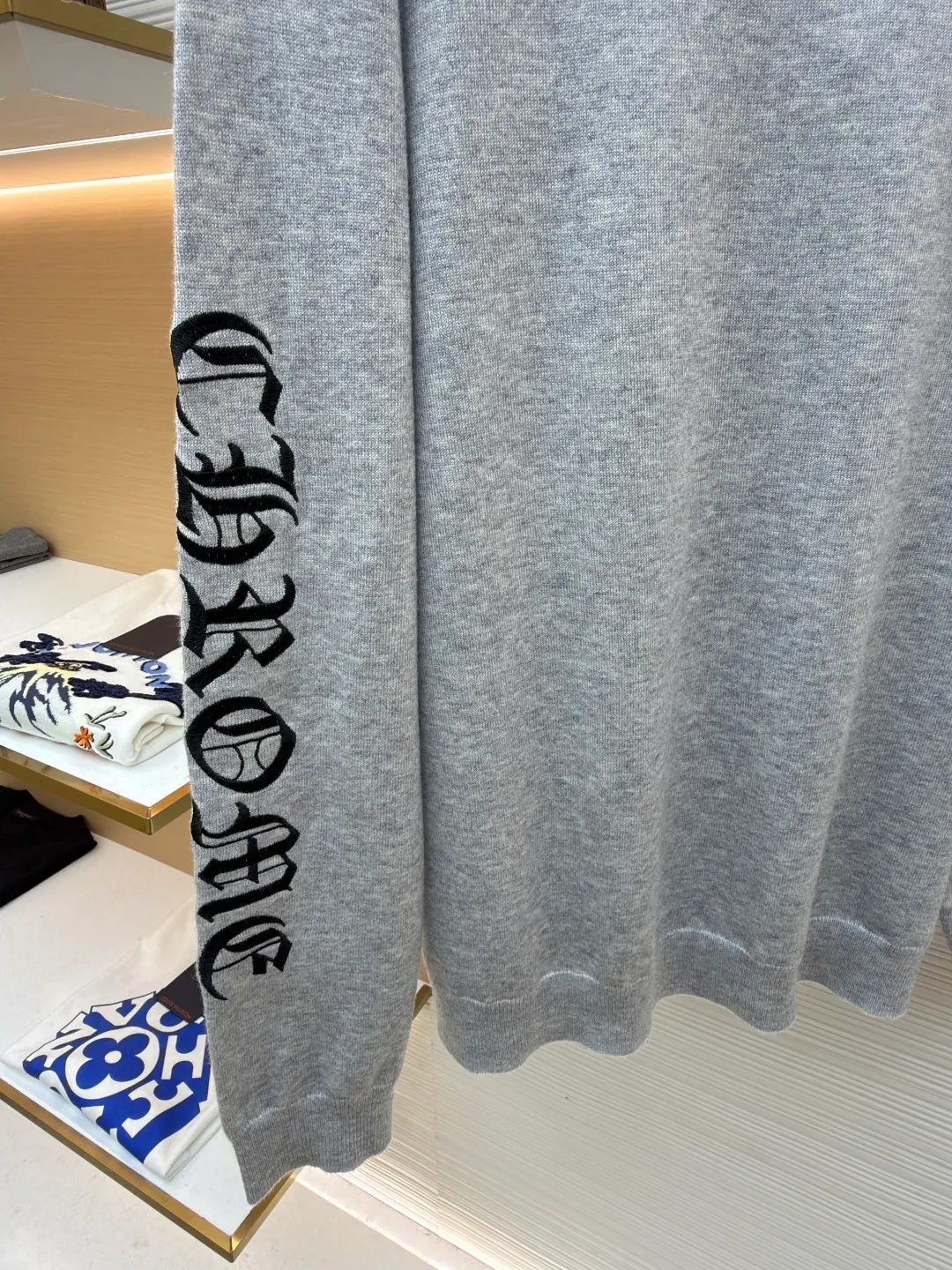 Chrome Hearts scroll embroidered sweater ●Item number: 1682475-A85 ●Fabric: wool fabric ●Technology: embroidery production ●Color: gray ●Version: loose fit ●Weight: about 470 grams ●Size: S-M-L-XL ●Description: Select high-quality wool and cashmere raw materials, blended according to a certain proportion. Wool provides warmth and durability, while cashmere gives clothing a soft, delicate feel. The combination of the two makes the fabric both comfortable and practical. Different from market products, our sweaters feel softer and waxier. We use the shrinking characteristics of cashmere fiber to shrink the sweaters. Ironing knitted sweaters to make them smoother and crisper while maintaining style characteristics. The ironing process requires precise control of temperature and pressure to prevent clothing from deforming or being damaged. The overall wiring is straight and delicate, the fabric is comfortable and soft, and the color is consistent without color difference. It can be matched with the same style to create a fashionable look and control various occasions. Customized accessories, complete with three standards, same style for men and women!